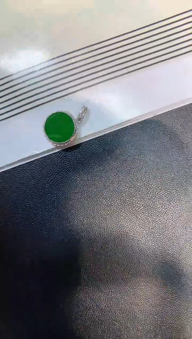 颈饰18K金镶嵌翡翠无事牌