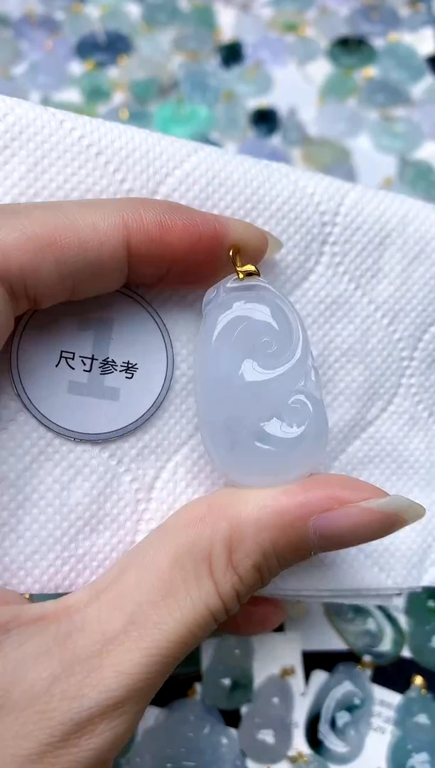 颈饰18K金镶嵌翡翠天然A货翡翠