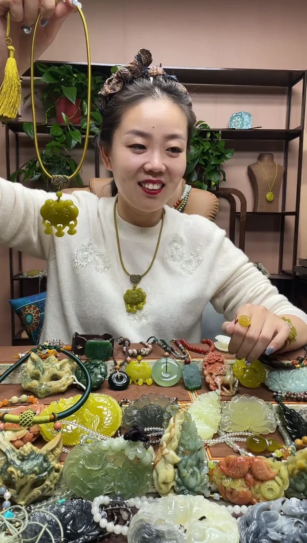 未镶嵌岫玉颈饰多样性发货发其中之一