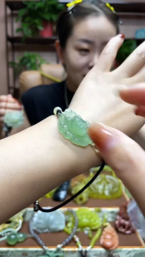 未镶嵌蛇纹石玉颈饰·