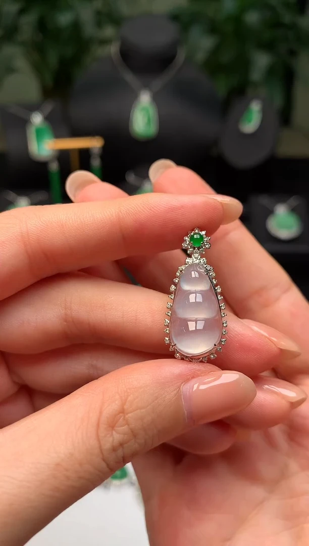 颈饰18K金镶嵌翡翠福豆