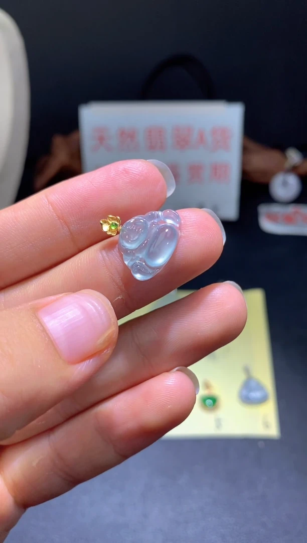翡翠18K金镶嵌颈饰翡翠吊坠