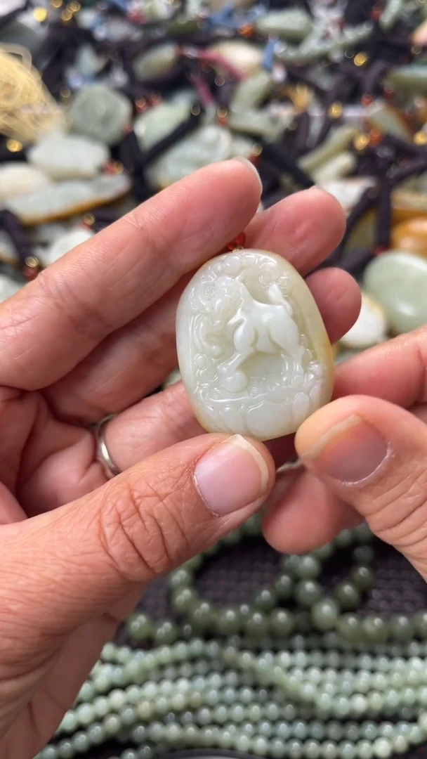 【闪购商品】和田玉颈饰未镶嵌多样性发货没有证书，拍一发一.有瑕