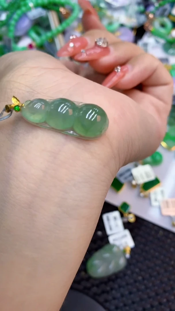 颈饰18K金镶嵌翡翠1