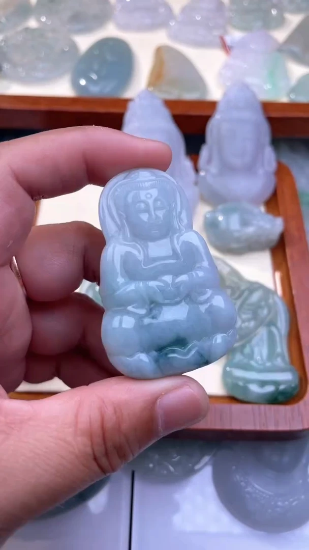 翡翠未镶嵌颈饰观音