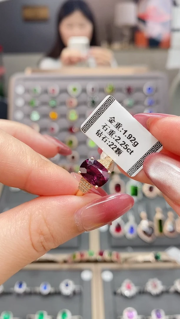 碧玺戒指18K金镶嵌2.25