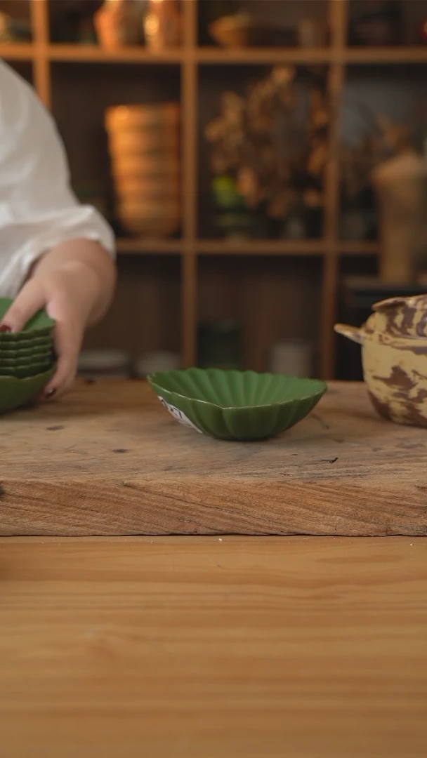 127微瑕绿色系列的异型贝壳碟1个