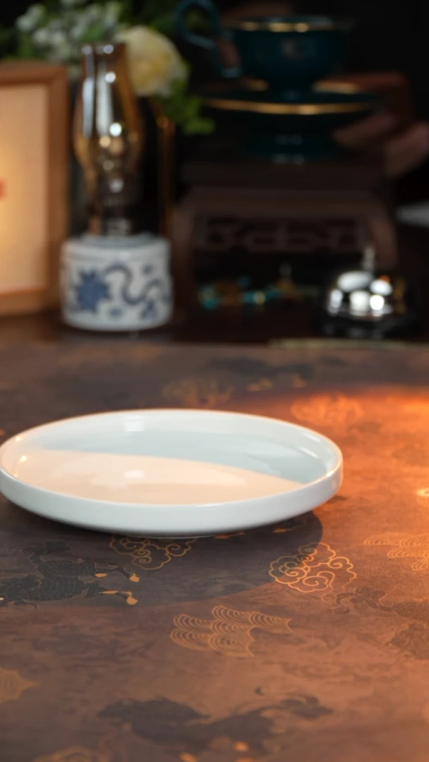 江壶见陶瓷甜白釉金壶呈