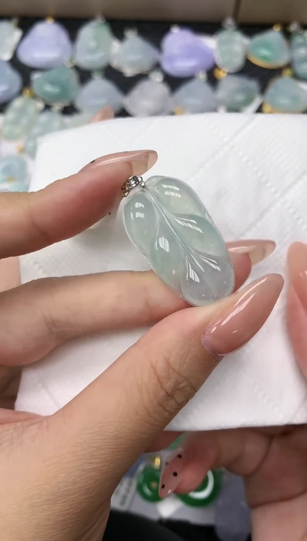 颈饰18K金镶嵌翡翠1111111111