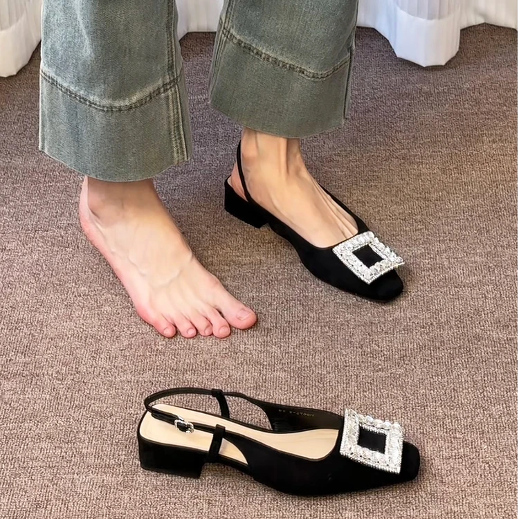 法式气质低跟包头凉鞋女2025新款方扣水钻时装凉鞋粗跟不累脚单鞋
