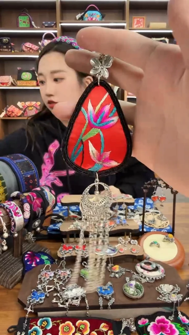 【闪购商品】织绣76蒙阿苏苗绣传承