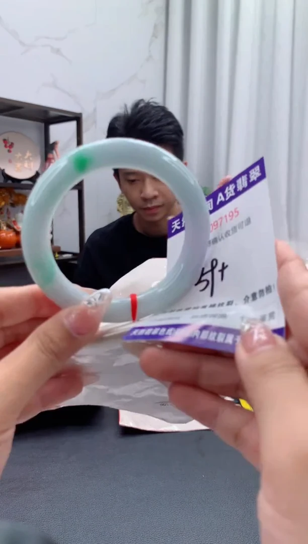 未镶嵌手镯翡翠有纹，完美者勿拍