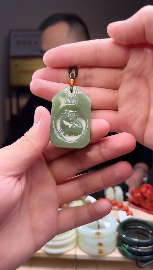 颈饰未镶嵌和田玉吊坠