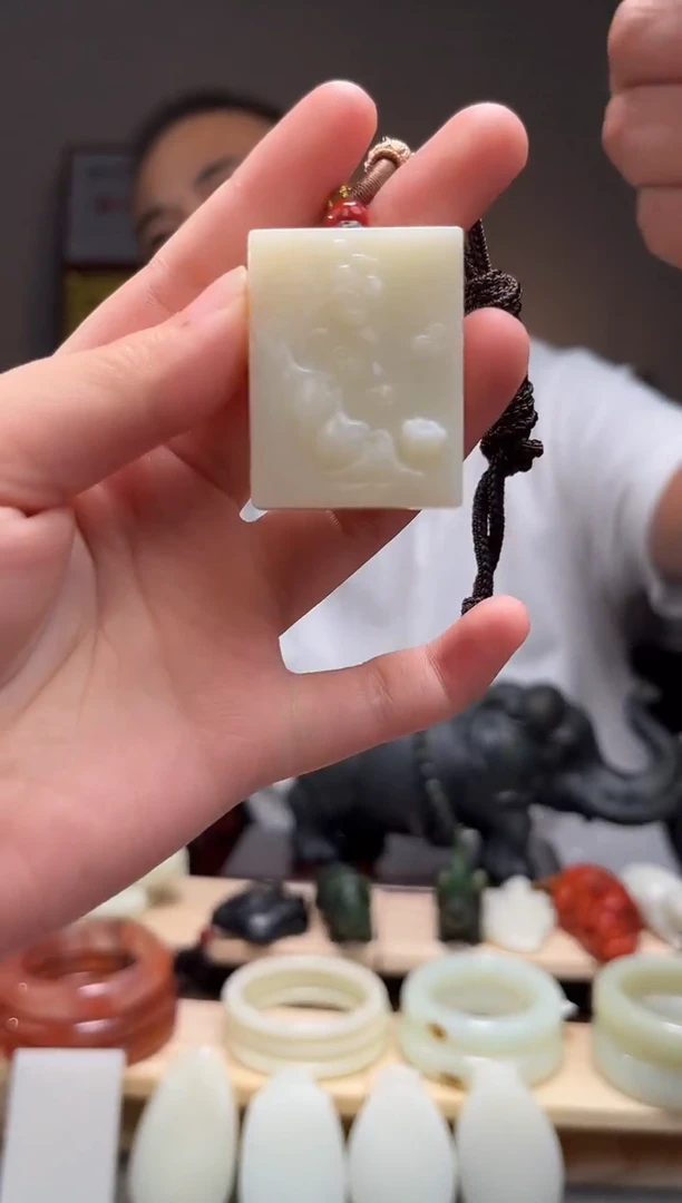 颈饰未镶嵌和田玉吊坠