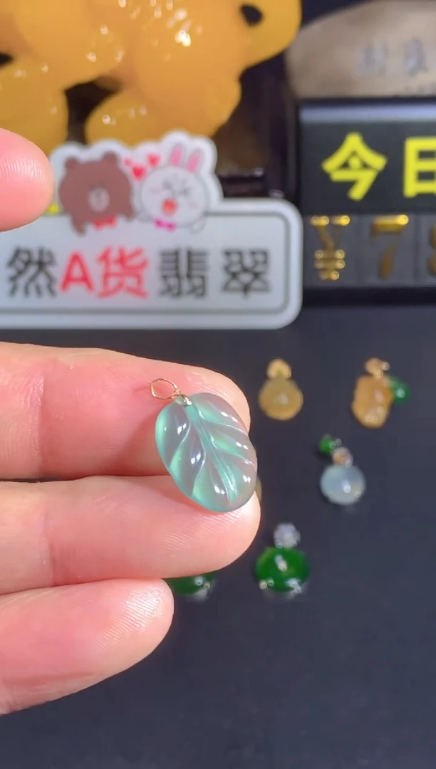 颈饰18K金镶嵌翡翠