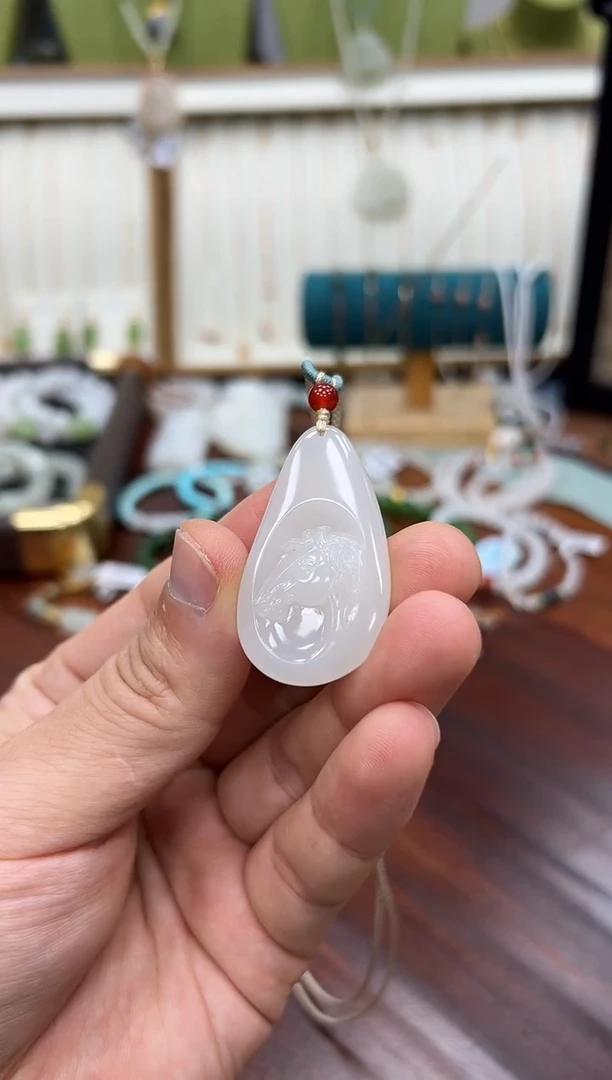 颈饰未镶嵌和田玉提**苏野牛沟马