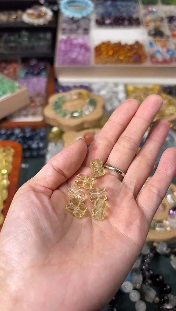 水晶手串未镶嵌黄水晶莲一颗约卡8