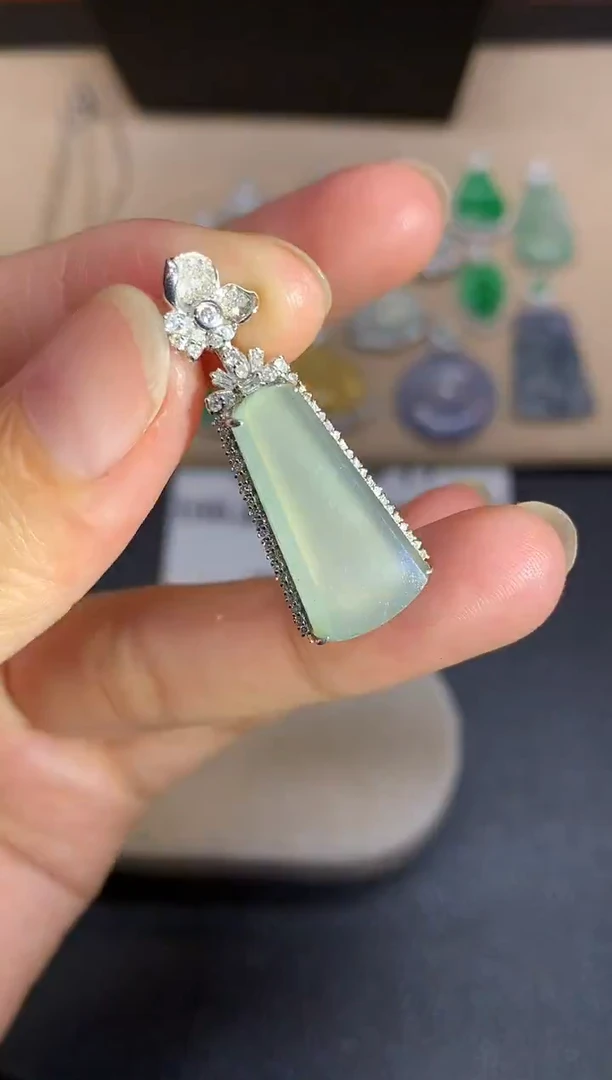 颈饰18K金镶嵌翡翠无事牌【无服务费