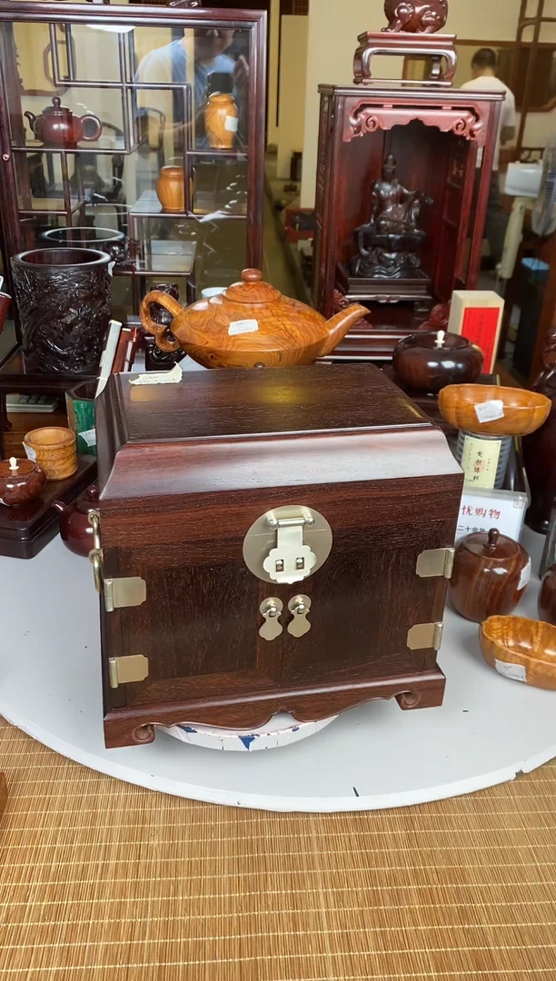 紫檀木类端景台全独板官皮箱  25*18*22.5