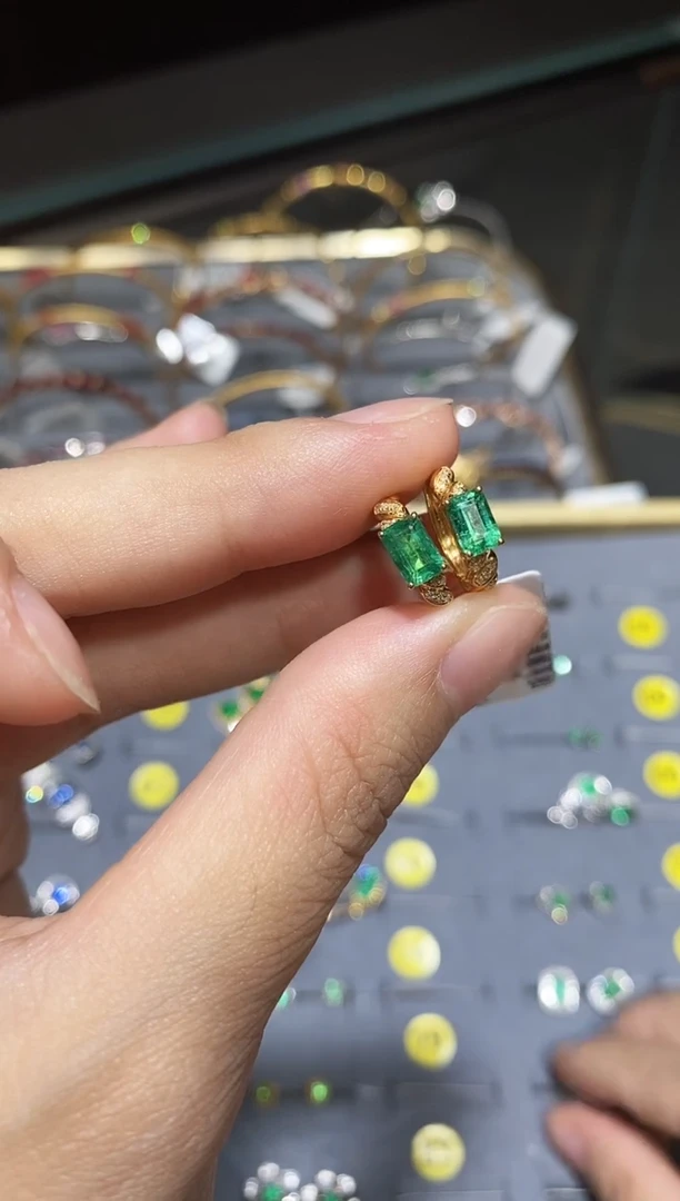 18K金镶嵌耳饰祖母绿