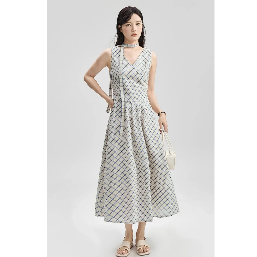 GUIER/桂儿杏色格子v领无袖连衣裙女夏褶皱收腰显瘦气质裙子G5930