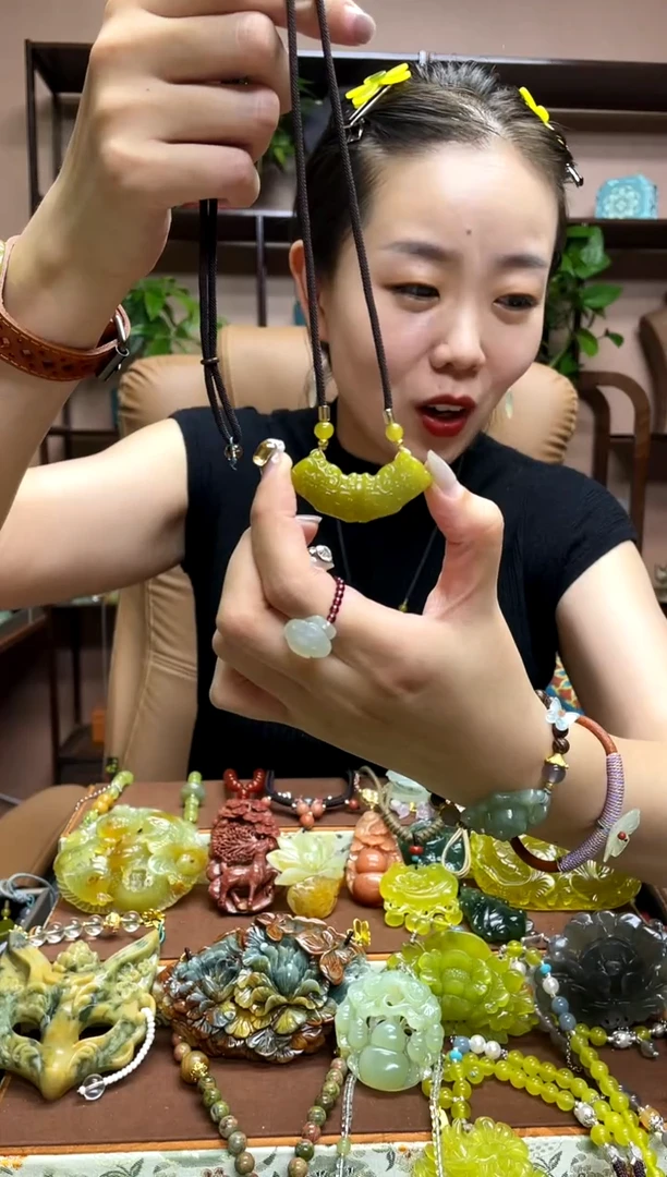未镶嵌岫玉颈饰多样性发货发其中之一