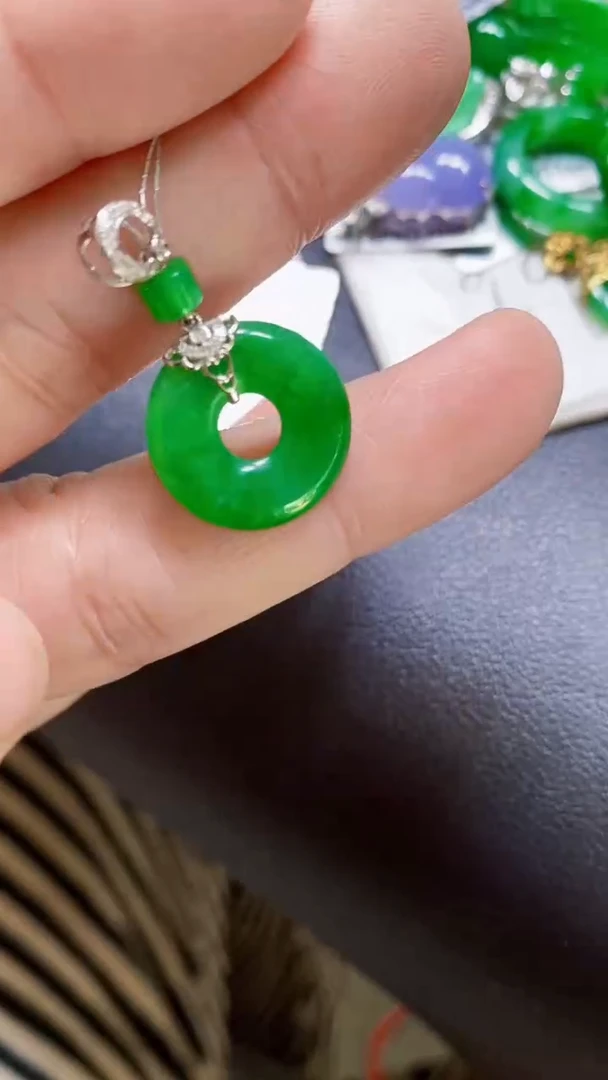 颈饰18K金镶嵌翡翠甜甜圈