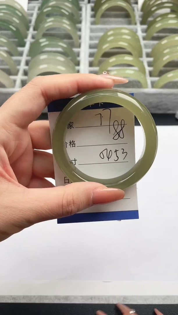 未镶嵌手镯石英质玉湖水绿