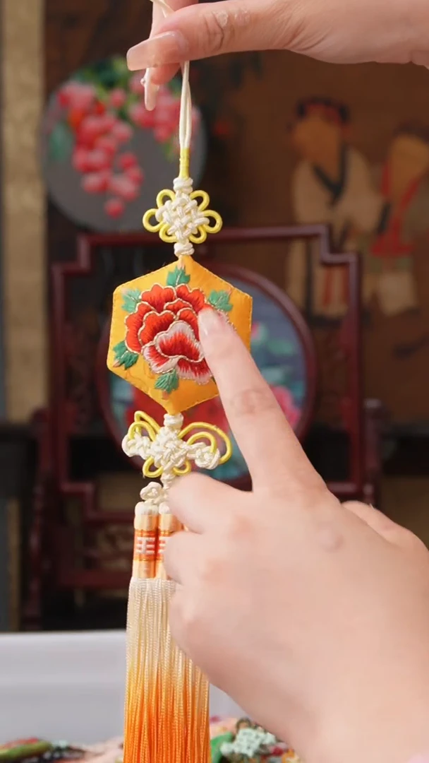 刺绣非遗绣花小吊坠