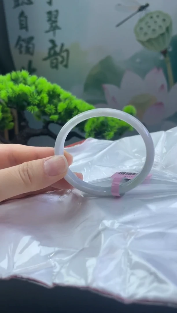 翡翠手镯未镶嵌8翡翠手镯（微瑕）