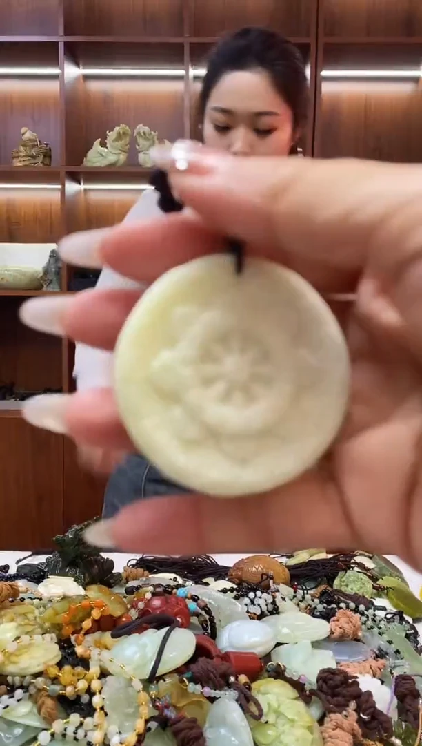 未镶嵌岫玉吊坠