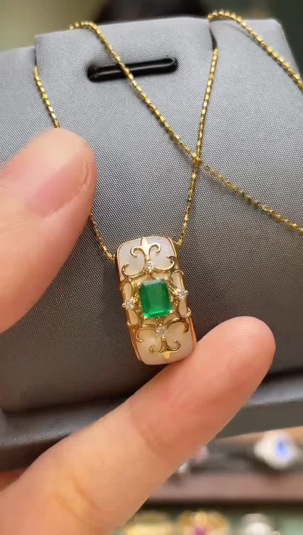 颈饰18K金镶嵌祖母绿阿富汗主石：0.40ct