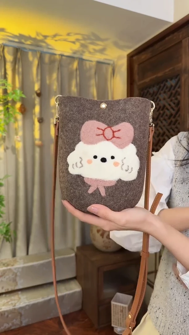 羊毛非遗纯手工包  手机包小狗