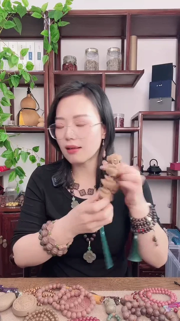 龙涎香方的玉桂狗手持