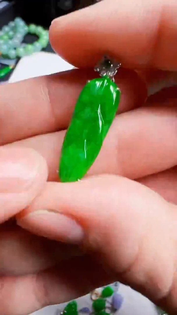 颈饰18K金镶嵌翡翠叶子