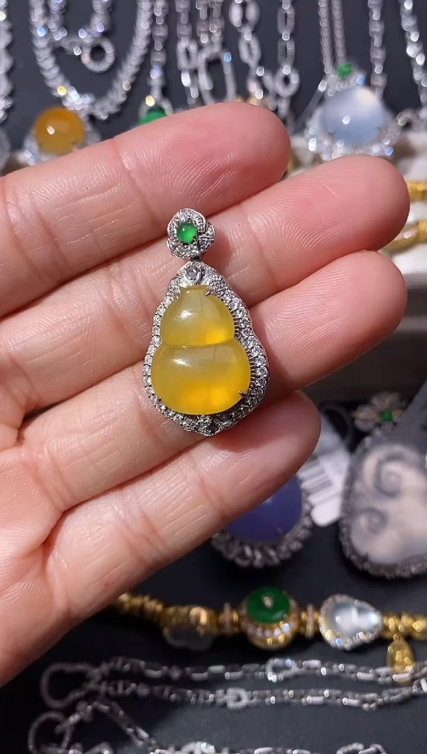 颈饰18K金镶嵌翡翠吊坠