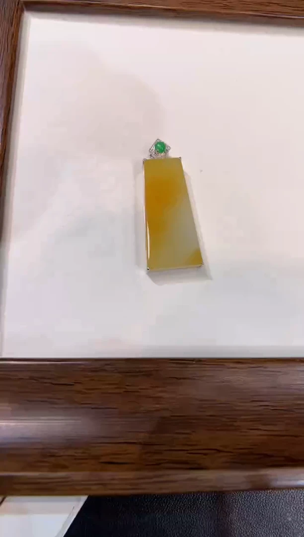 颈饰18K金镶嵌翡翠无事牌