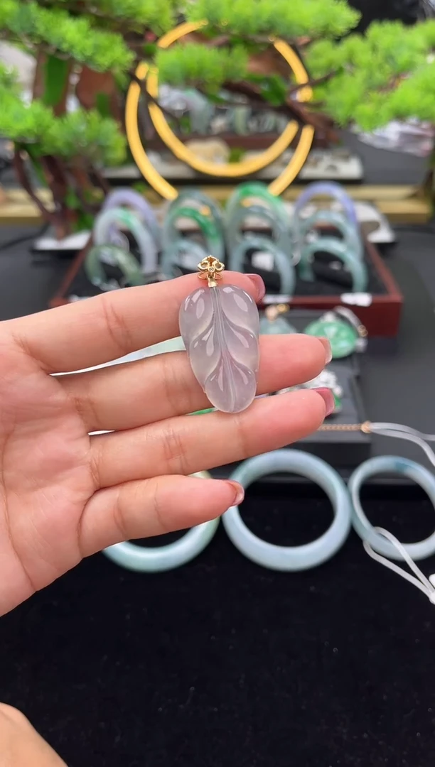 颈饰18K金镶嵌翡翠吊坠