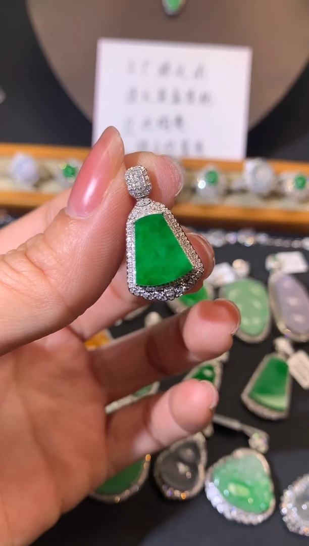 【闪购商品】翡翠吊坠(不含链)18K金镶嵌吊坠