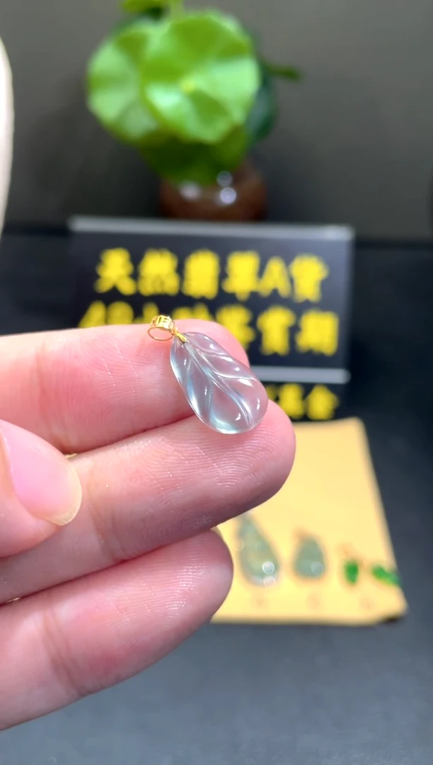 颈饰18K金镶嵌翡翠翡翠A货