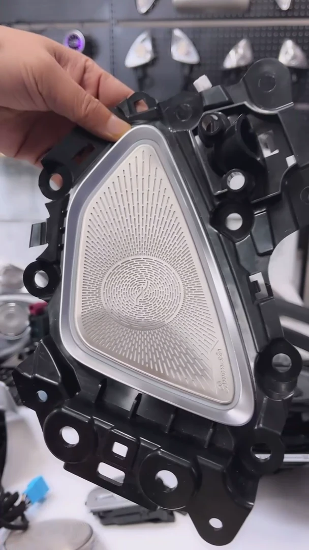 奔驰新款E级四门发光盖板