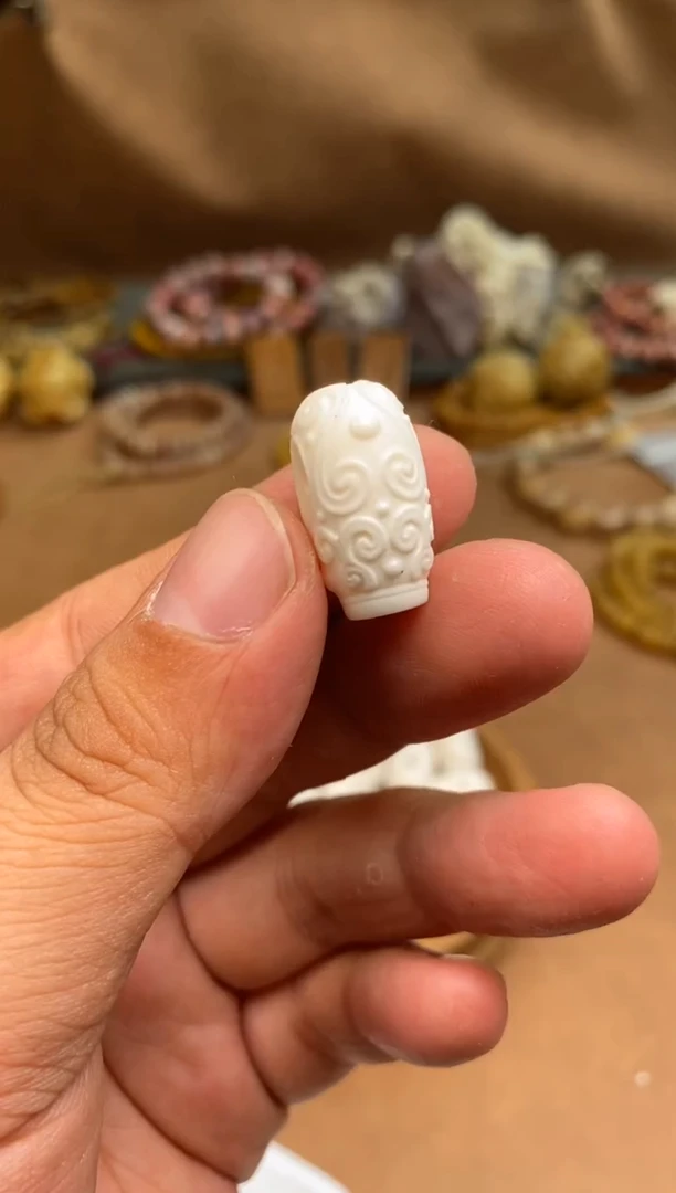 其他牛骨P170-祥云三通-有棕裂