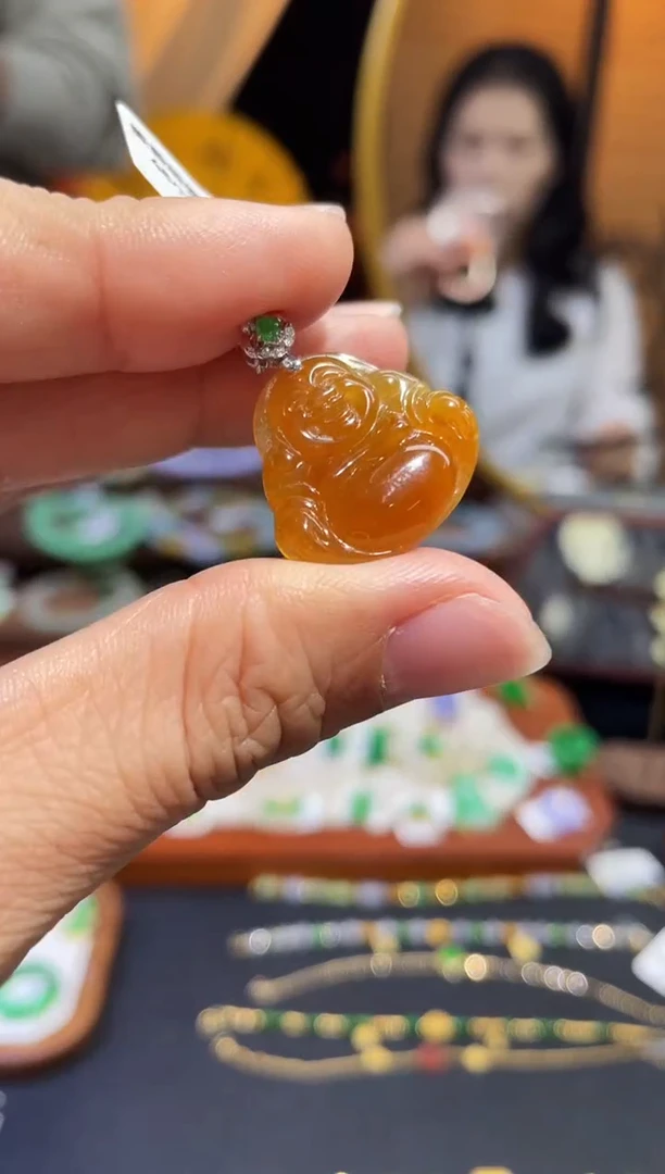 颈饰18K金镶嵌翡翠佛公