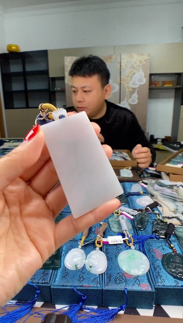 颈饰未镶嵌翡翠 多样性发其一