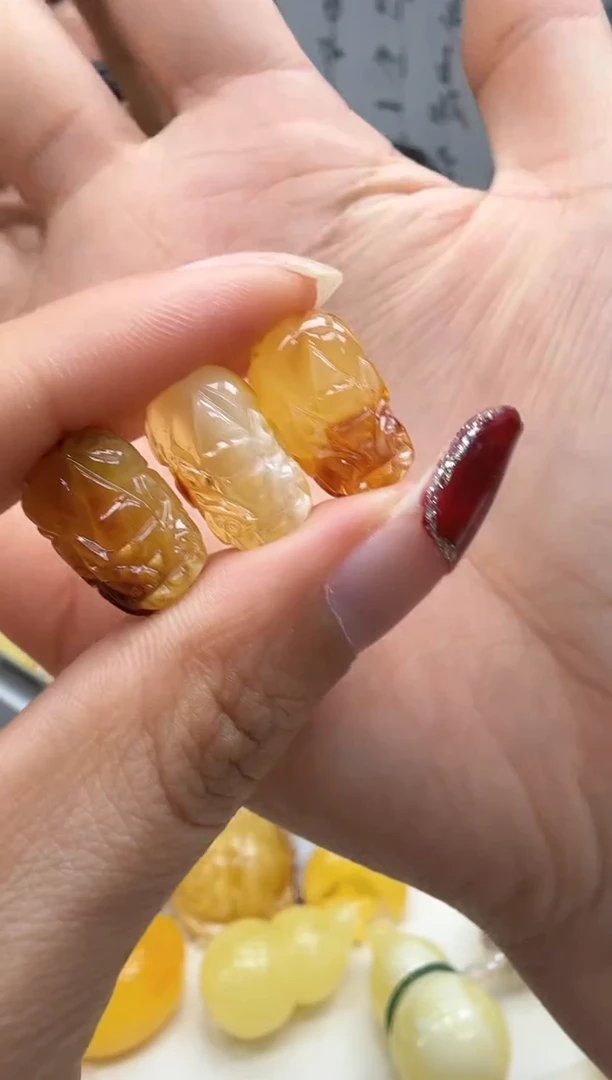 未镶嵌琥珀裸石如图  随机发一