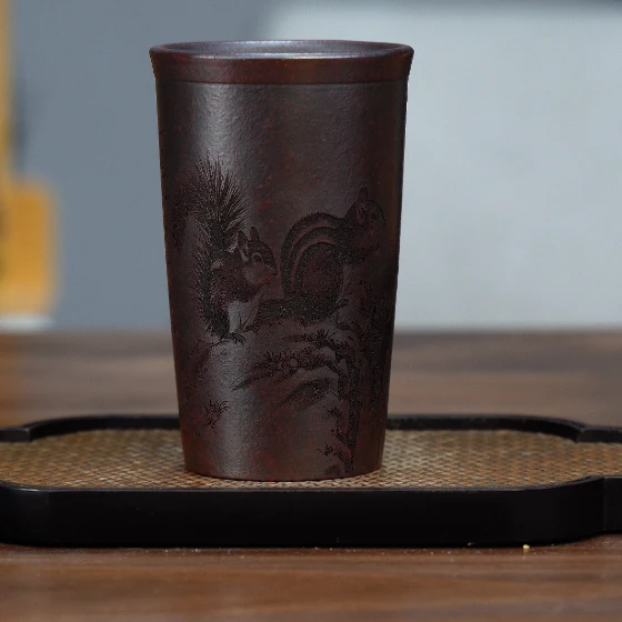 8121宜兴原矿紫砂古红泥刻绘松趣杯280ccNX