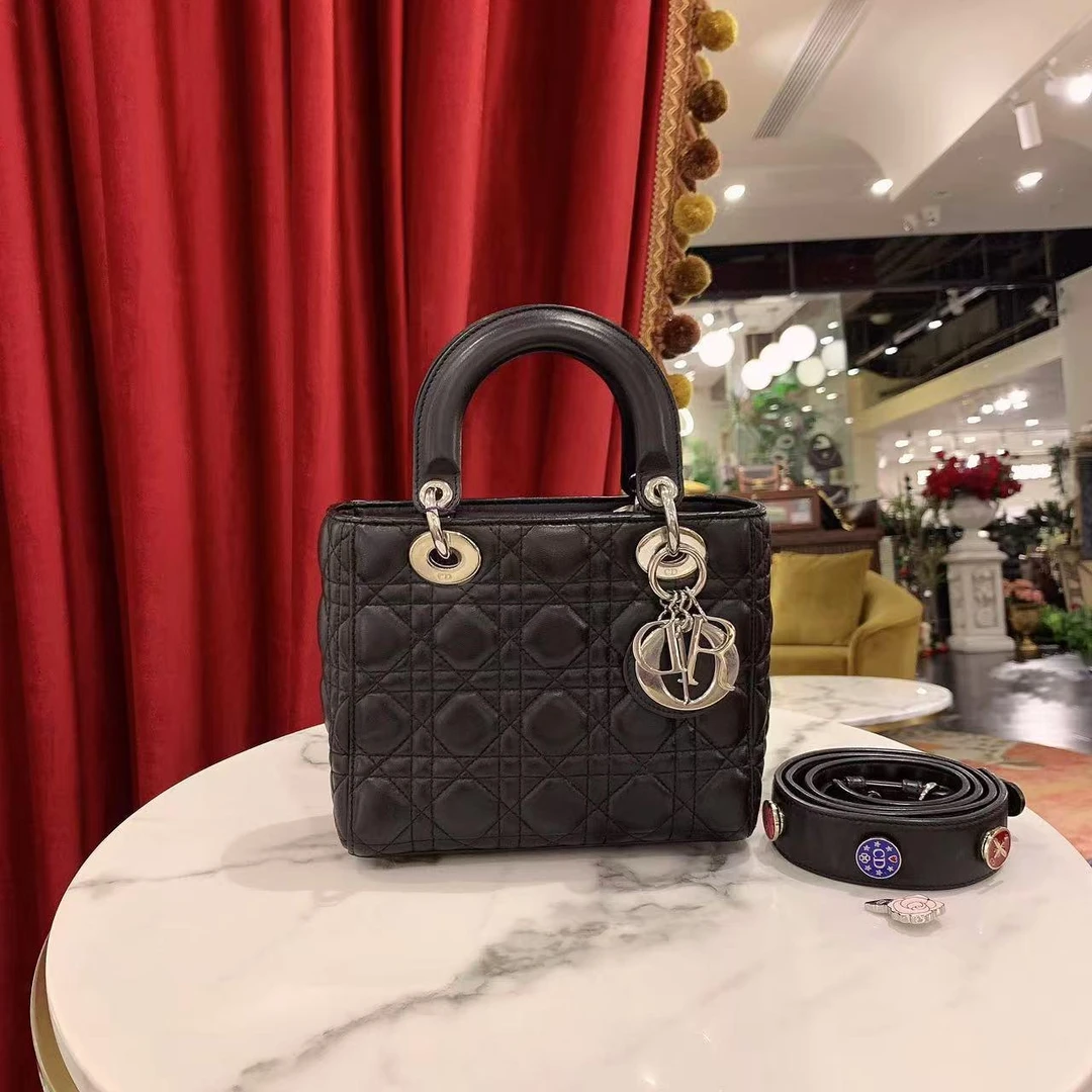 95新 DIOR/迪奥 迪奥戴妃四格黑银羊皮徽章肩带/76539030