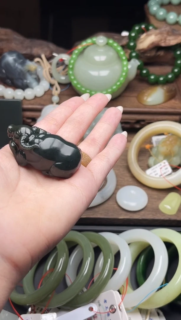 吊坠(不含链)未镶嵌和田玉云**轻青海黑青 牛有瑕疵