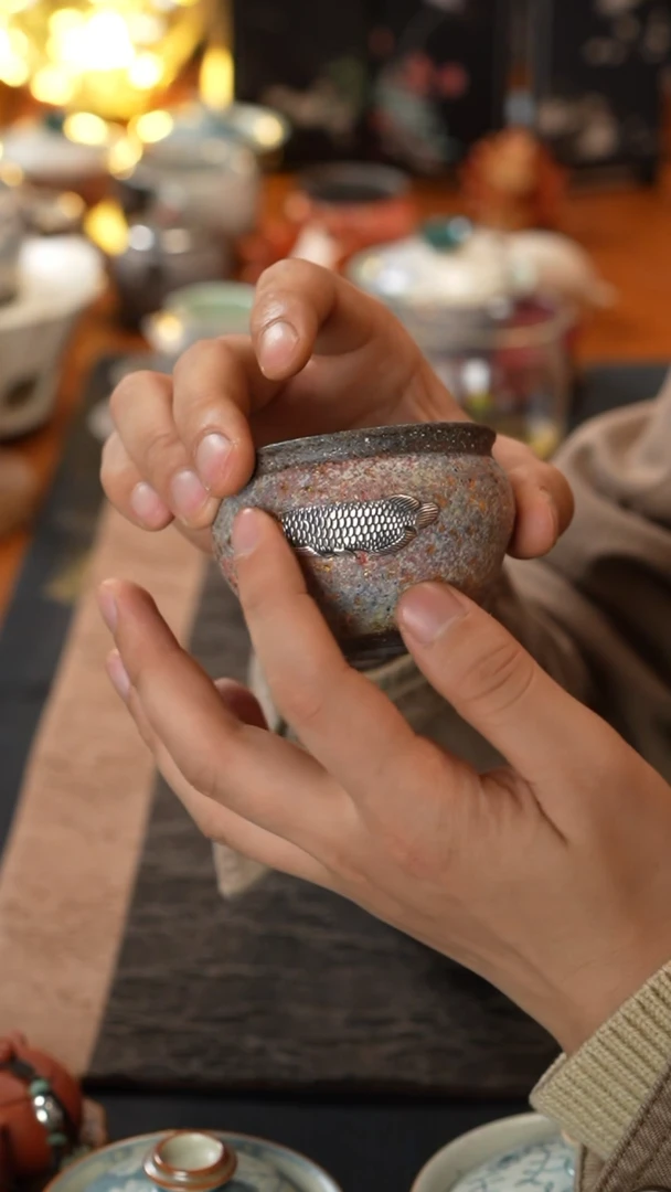 【闪购商品】高越 岩矿七彩银鱼手工雕刻缸杯