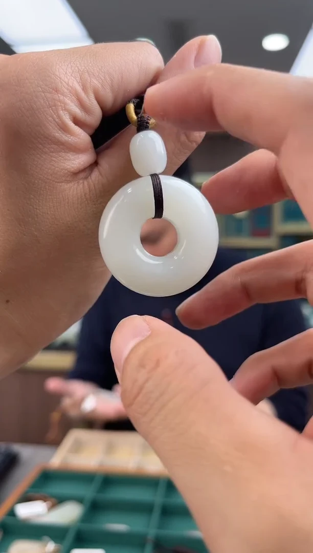 吊坠(赠链)未镶嵌和田玉一个（多样性发一）